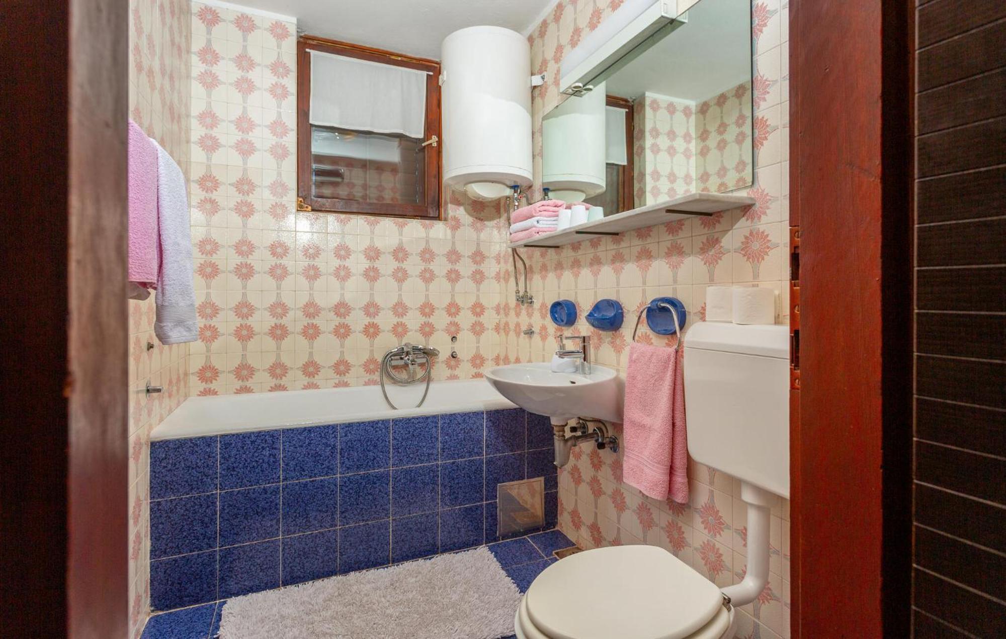 3 Bedroom Stunning Apartment In Krk Krk Town Exteriér fotografie